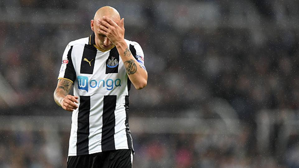 Jonjo%20Shelvey%20mendapatkan%20sanksi%20dari%20FA%20usai%20berlaku%20rasis.